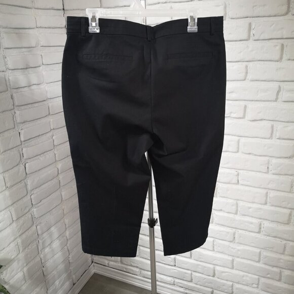 Dockers Ladies Size 12 Black Straight Legs Zipper & 2 Clasp Closure Capri Pants - Picture 2 of 14